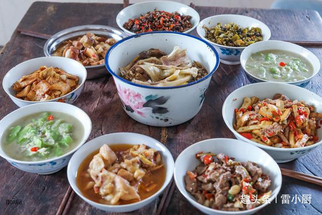  招待|舅舅一家来做客，妈妈做了8个农家菜招待，网友真富有