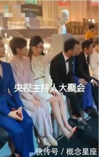 肚子|央视主持人幕后都在刷手机！董卿肚子圆滚滚，撒贝宁困了，李思思脱鞋玩