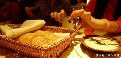 面包|吃牛排时会先送上一盘面包 很多人不懂而闹了笑话