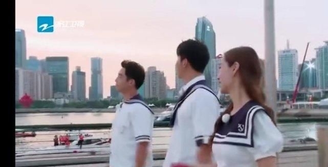  郑恺录|跑男郑恺录跑男瘦了10斤，蔡徐坤熊抱郑恺，郑恺带了一朵什么花