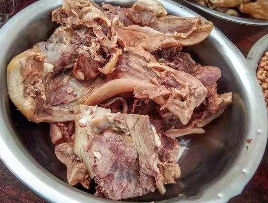 吃起来|为什么很多人喜欢吃猪头肉,常吃猪头肉身体会有哪些变化,了解下