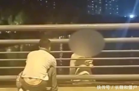 苦苦哀求|女子崩溃欲跳桥轻生，男子带孩子跪地苦苦哀求，下一秒绝望坠河