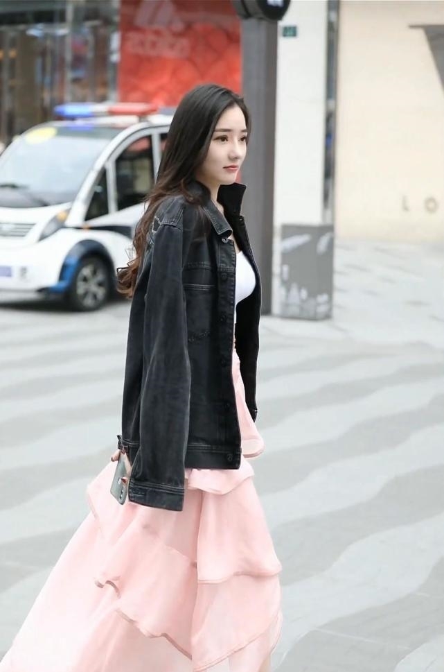  街头|小姐姐侧颜有点像徐璐，走在街头上，很容易被错认为女明星