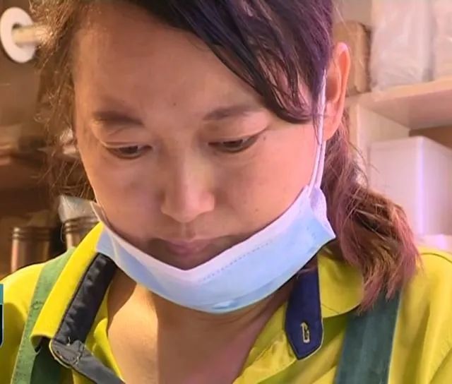 裤子|女士拿了只鸭子，然后放在衣服的裤子里面，盗窃行为被监控拍下