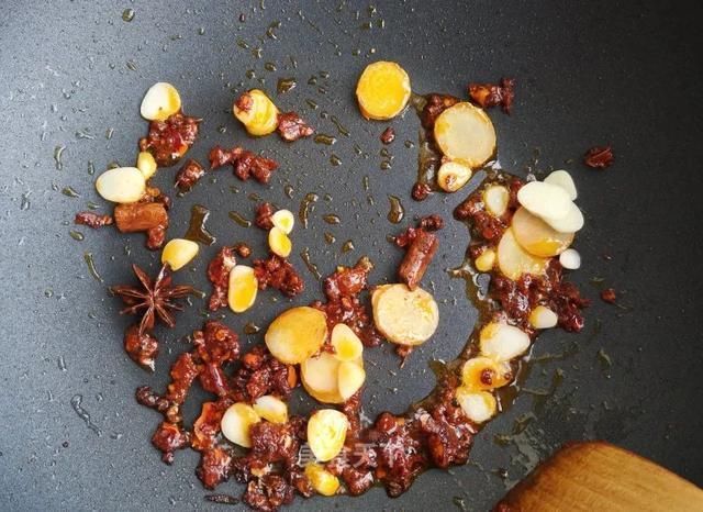  切成|这样做鸡爪真的太好吃了，越吃越上头！你们一定要试试看！