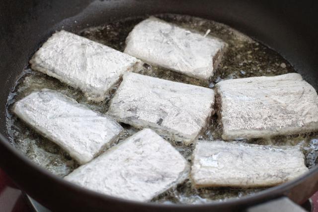 常规|带鱼的常规做法,下锅前多1步,怎么煎都不破皮