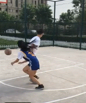  估计|搞笑GIF：妹纸估计不会再跟你打篮球了吧？