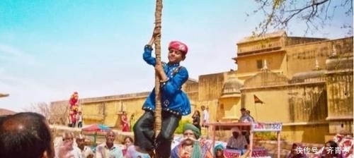  印度|印度的“通天绳”是怎么回事？绳子笔直升入空中，小孩还能爬上去