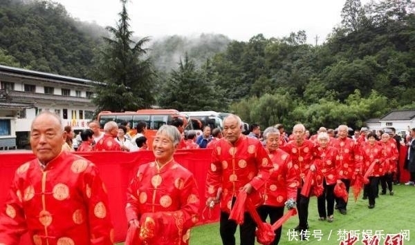 补办|执子之手 与子偕老：28对金婚老人补办婚礼弥补遗憾