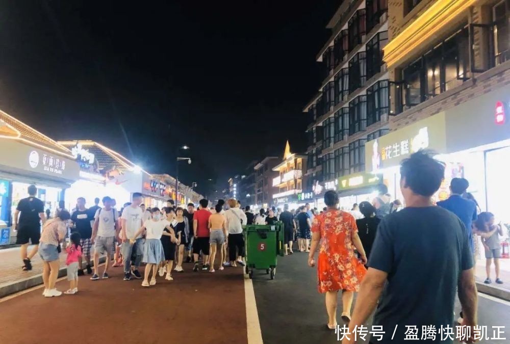  步行街|北戴河这条超火步行街，晚上十点仍热闹非凡！