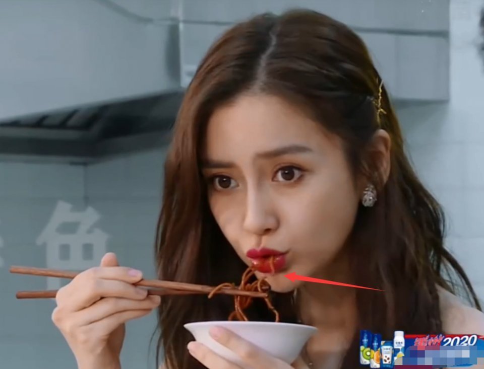 黑暗|跑男做“黑暗料理”让嘉宾吃,当镜头特写到杨颖,是否真吃很明显