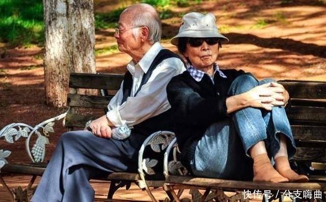 丁克|“要是能重来,我一定让爸妈抱上孙子”,坚持丁克的康辉,后悔了