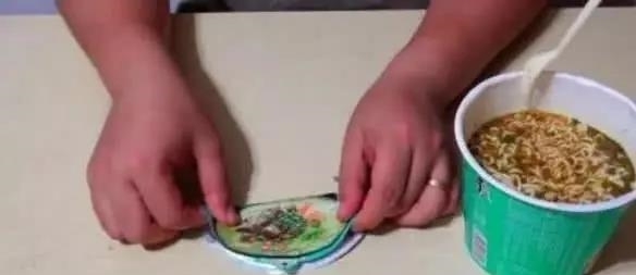便面|吃了20多年的桶装泡面,才知道盖子用错了,高级吃法了解一下!