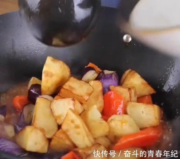 茄子|东北妈妈地三鲜这样做,味道鲜美,软糯绵软,外焦里嫩,绝了