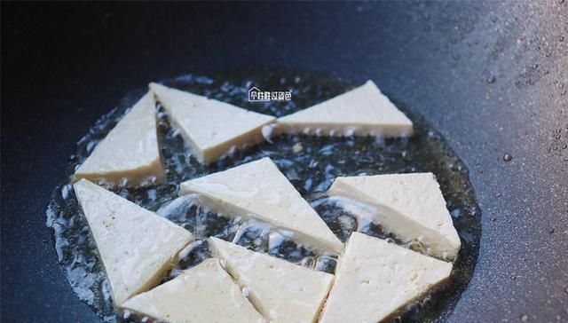  发苦|煎豆腐时，最忌讳这样做！许多人做错，难怪豆腐发苦又粘锅
