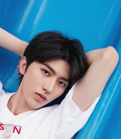 上用|蔡徐坤节目上用嘴叼袜子,谁注意他扭头后的小举动嫌不嫌弃太明显