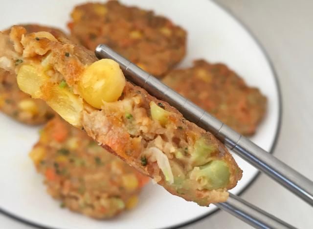 趁热|蔬菜鸡肉饼,营养丰富又健康,外面酥脆内里香软,趁热吃非常香