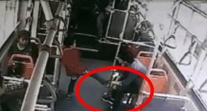 男孩|男孩公交车上多次故意踢踹乘客，教育无效后，男子的反击太残忍