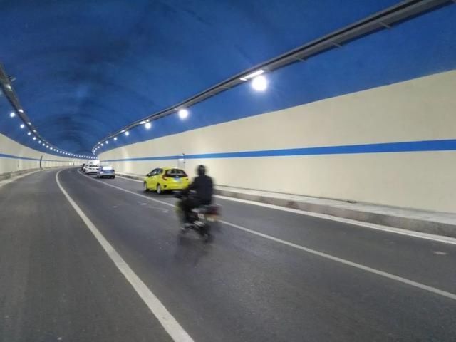  换胎|高速应急车道换胎被扣12分记好这3招，交警不仅不罚，还帮着换