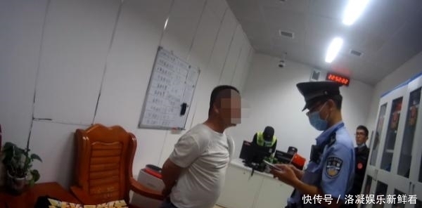 难看|太难看!一男子在扶手电梯间来回爬行,只因…