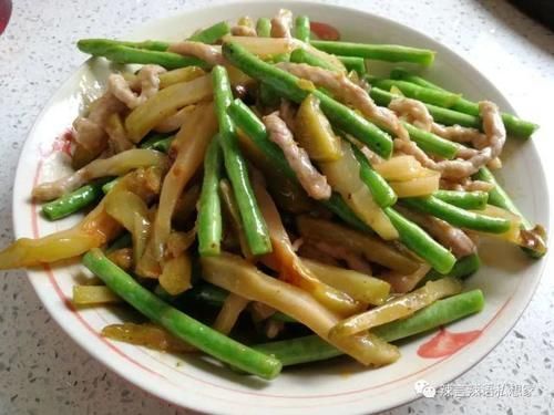 榨菜|油盐不进的豇豆要怎么炒好吃,配点肉丝、榨菜给它,鲜香又美味