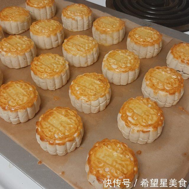  香酥|香酥豆沙月饼，颜色相当诱人了