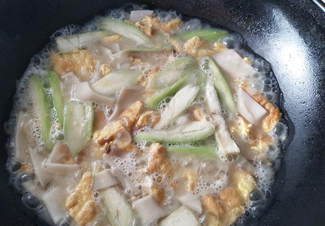 分钟|大热天适合煮这汤,5分钟做好,菜鲜汤白不输骨汤,每人喝两碗