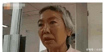 工作人员|老太太去柜台取500元遭拒 , 那就取2亿，银行工作人员: 我错了