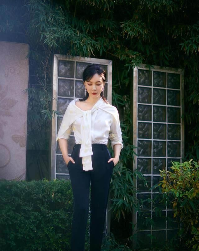 喇裤|43岁陈数太会穿,白衬衫配微喇裤,减龄又高级,中年女人照着穿