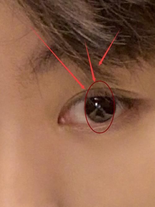 抽筋|王俊凯发自拍,我却从他眼珠里发现“自拍姿势”,一般人手抽筋也学不会