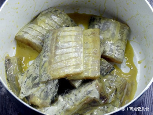  面粉|煎鱼时，有人抹姜汁，有人拍面粉，都不对！厨师长教你正确做法