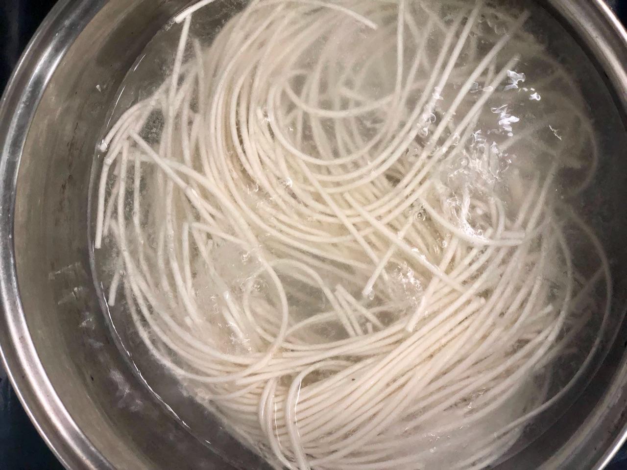 店老板|煮面条时,别直接开水下锅,店老板给你支两招,口感筋道有嚼劲