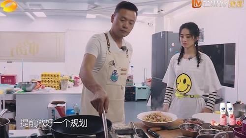 颖宝|赵丽颖嫌大厨墨迹,生气回房间,小声嘟囔却被录下来真不敢相信