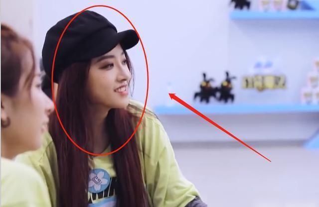 生日|蔡卓宜生日请吃蛋糕,大家都是大口大口吃,只有她一点都没碰