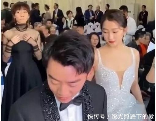 合照|众星合照郑恺站错位,发现自己“咖位”不够,满脸通红往后退