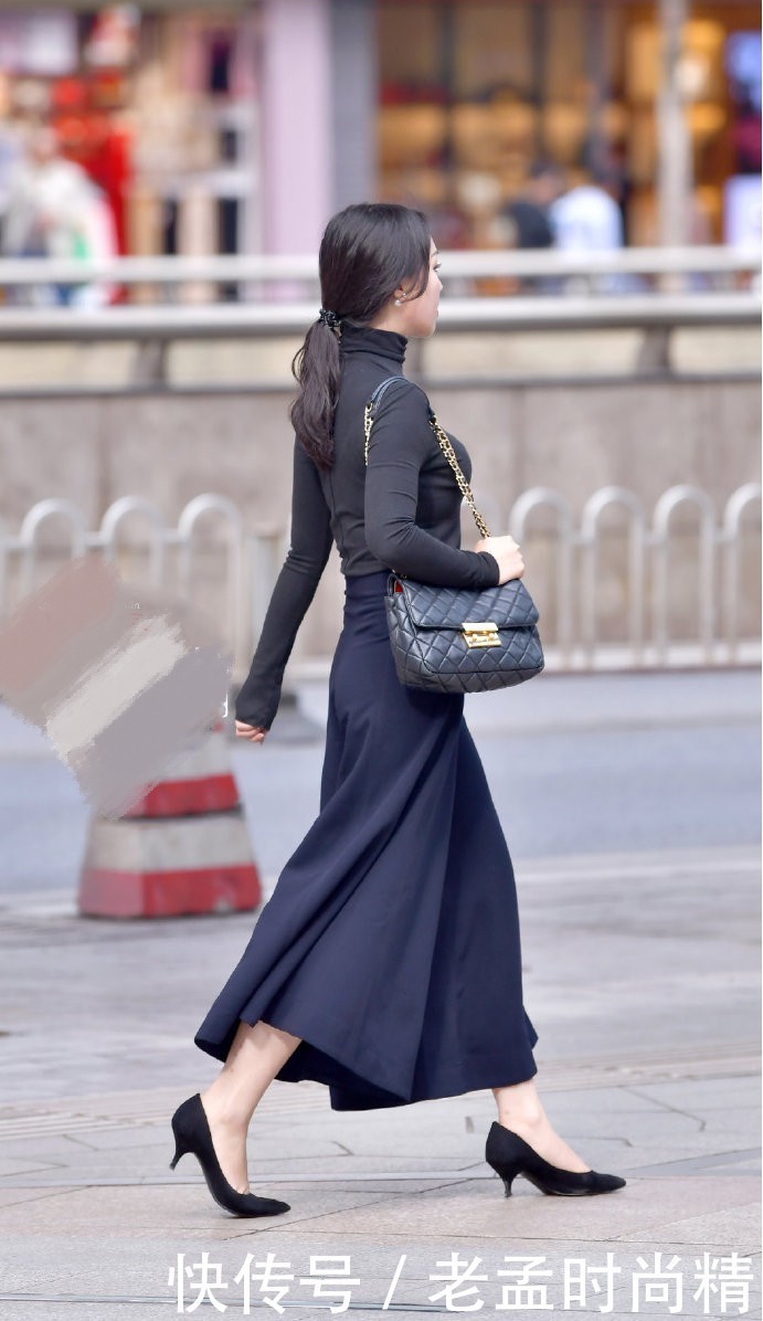 紧身|摄影:难怪身材好的妹子都喜欢紧身款, 一件黑色紧身长袖衫, 就能穿出高级感