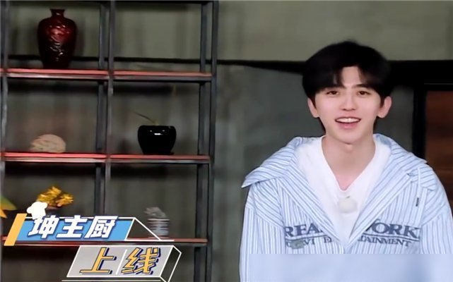 郑恺|蔡徐坤做饭导演不让帮忙,杨颖郑恺真的不管,只有他实在看不下去帮了忙