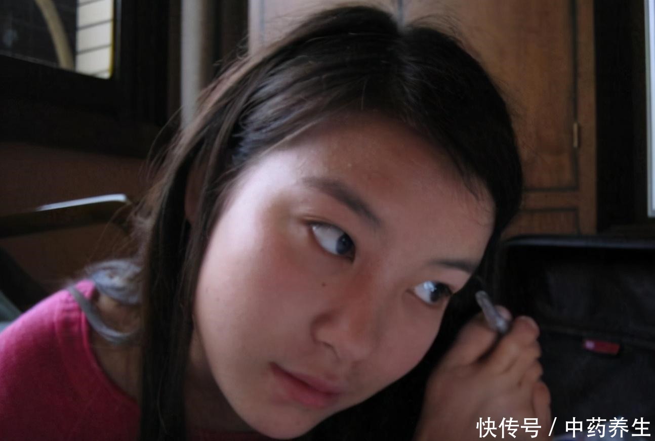  下台|《非诚勿扰》“无臂女孩”留灯，男嘉宾深情告白牵手，下台就分手