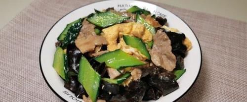 菜肴|黄瓜便宜了，做北方特色菜肴，营养又好吃，我家隔三差五做一次