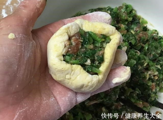 好吃|农家饭-萝卜缨子玉米菜饼子，粗粮养人，全家人都抢着吃！