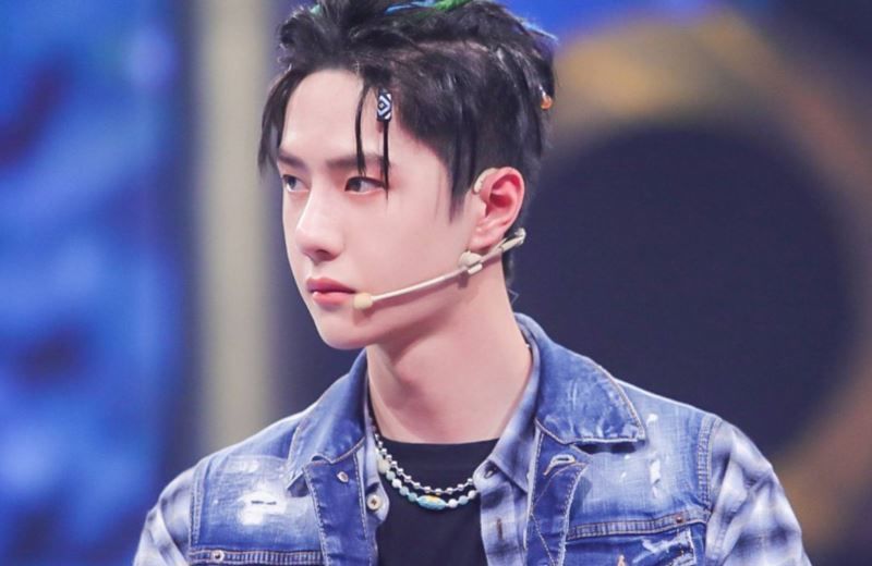 王一博|王一博对决张艺兴三次惨败,被曝脚腕疑似受伤,气到连饭都吃不下