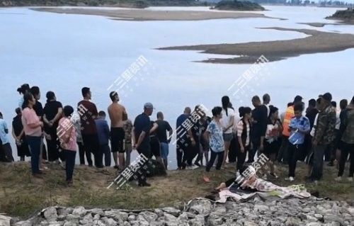  德惠|德惠两名女孩在松花江边玩耍不慎落水，家属抱着孩子坐在岸边痛哭