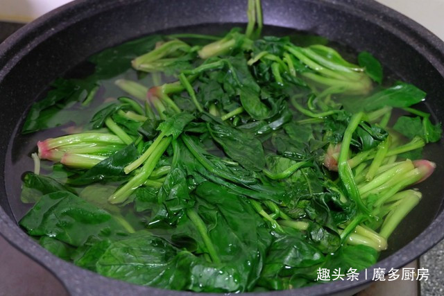  菠菜|简单易做的玉米面菜团子，不和面不擀皮，更不烫面，全家都爱吃