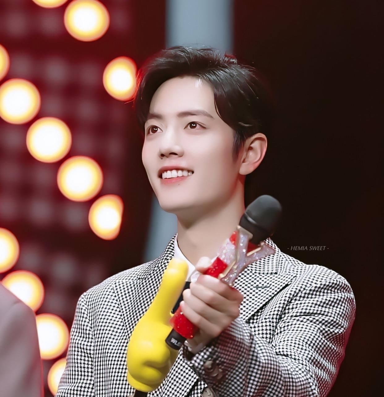 现场|《人民文娱》发布现场花絮, 肖战惊鸿一面, 大合照靠边站