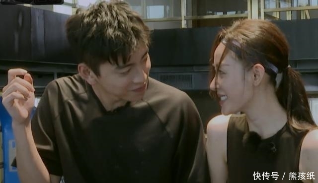  甜蜜|王大陆替张天爱脱袜，张天爱为他卸妆素颜，甜蜜得让王菊好悲伤