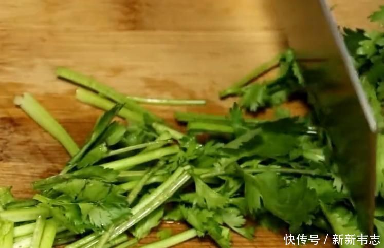 经典|经典家常菜“干煸鸡胸”,做法简单,香辣美味,开胃又下饭