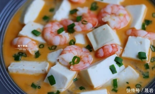 美味|喜欢吃豆腐的要收藏,加入咸蛋黄和虾仁这样煮,入味又鲜香美味