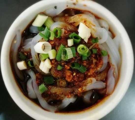 好吃|1碗淀粉,6碗水,教你做不一样的凉粉吃法,滑溜溜的太好吃了