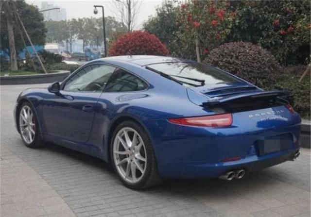  自找|保时捷车主买2车位停车，结果隔天被砖头砸坏，邻居还不是自找的