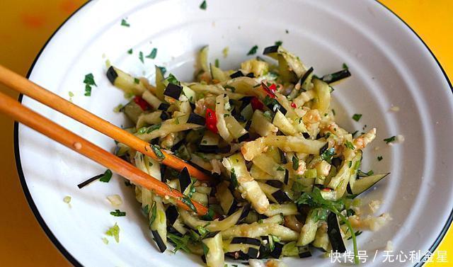  好吃|天那么热，茄子不要炒，教你这样做更省事又下饭，好吃到停不下来